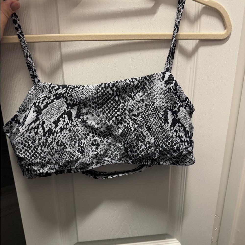 Reptile Habitat Decor with Black and White Pattern